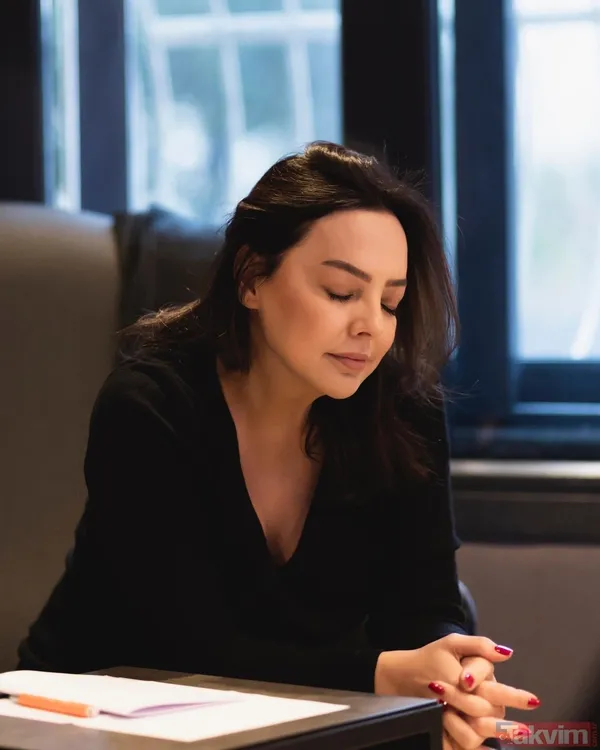 49 yaşındaki Ebru Gündeş hayranlarını korkuttu! Sahnede rahatsızlanınca kulise koştu! İşte son sağlık durumu... - 2