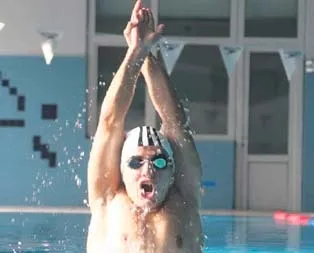 Engeline inat kulaç attı