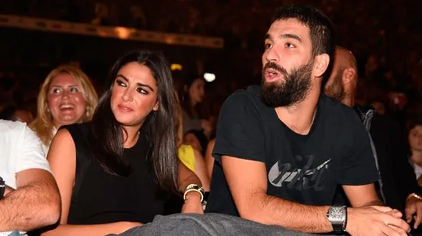 Arda Turan nikah masasına oturuyor-3
