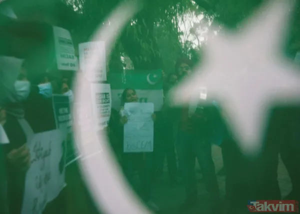 SON DAKİKA: Hindistan'ın 28 Şubat'ı! Başörtüsü yasaklarına karşı eylemler sürüyor: Bıçak taşıyan 2 kişi gözaltına alındı - 26