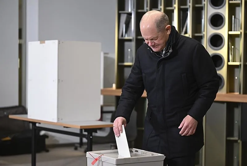 Almanya’da Olaf Scholz yenilgiyi kabul etti!