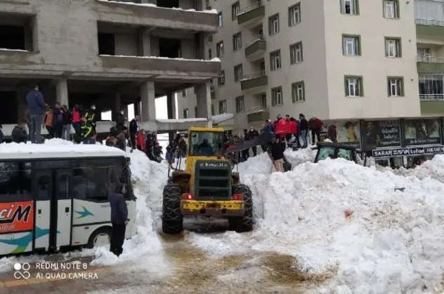 Son dakika: Bitlis'te korkunç olay: Tonlarca kar kütlesi çatıdan düştü! 3 çocuk yaralı