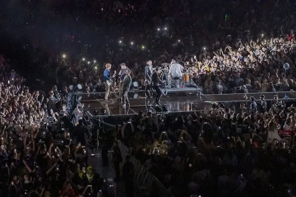 Şoke eden görüntü! Dünya koronavirüsle savaşırken o ülkede 50 bin kişilik konser!-5