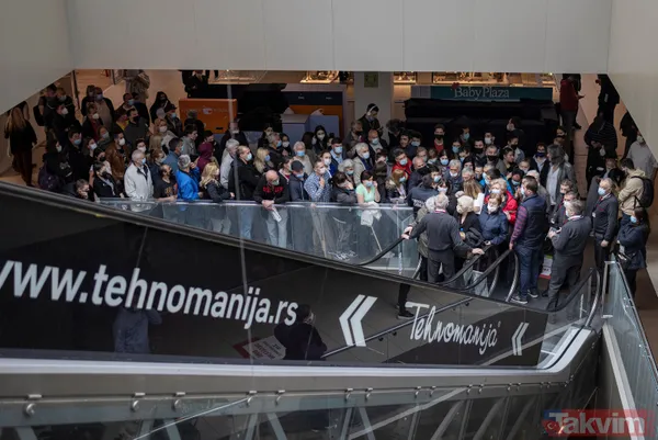 Koronavirüs aşısı olana 250 TL kampanyası Sırbistan'da izdiham yarattı! Jelena Karleusa da aşı oldu - 24