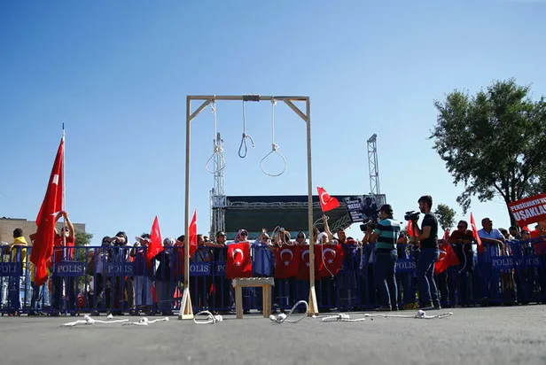 Halk, FETÖ'cü hainler için darağacı kurdu-4