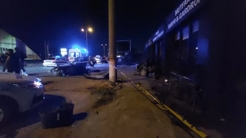 Kocaeli'de facia! Kazanın görüntüleri korkunç: Otomobil elektrik direğine çarpıp ikiye ayrıldı: 1 ölü 1 yaralı-6