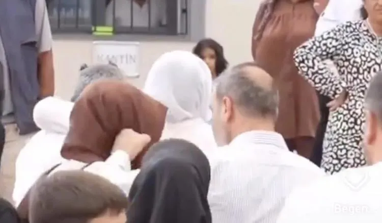 narin-guran-cinayetinde-2-senaryo-gundemde-neden-sustular-olay-gunu-yasanan-kavganin-perde-arkasinda-ne-var-1726560803375.jpeg Narin'in yakını kalabalığa tepki göstererek, ʺGidin yalan konuşun tamam mı!ʺ demişti.