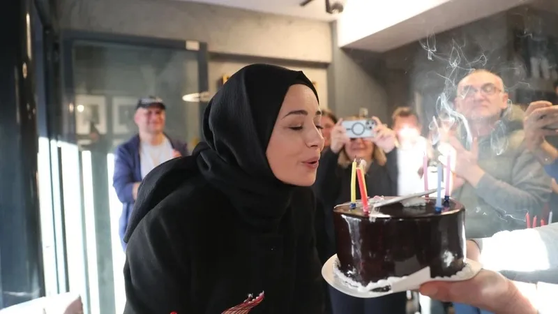 kizil-goncalarin-final-tarihi-verildi-ozgu-namalin-yeni-projesi-belli-oldu-2-oyuncu-ayriligi-ile-1715763236942.jpeg Kızıl Goncalar'ın final tarihi verildi! Özgü Namal'ın yeni projesi belli oldu! 2 oyuncu ayrılığı ile...-6