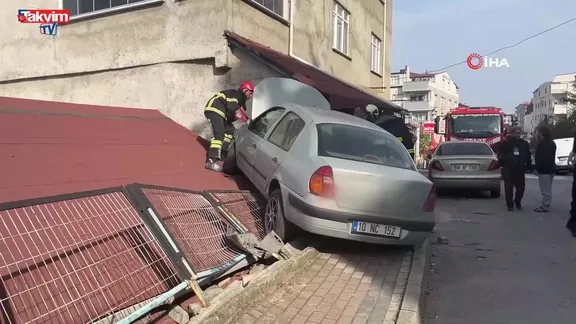Park halindeki araca çarpan otomobil evin çatısına çıktı