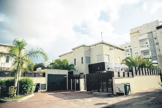 İnan Kıraç'ı dolandıran dolandırıcı Gilbert Chikli'nin izine TAKVİM ulaştı!-3