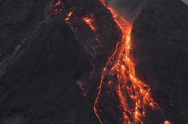SON DAKİKA: Endonezya'da turuncu alarm: Merapi Yanardağı'nda patlama