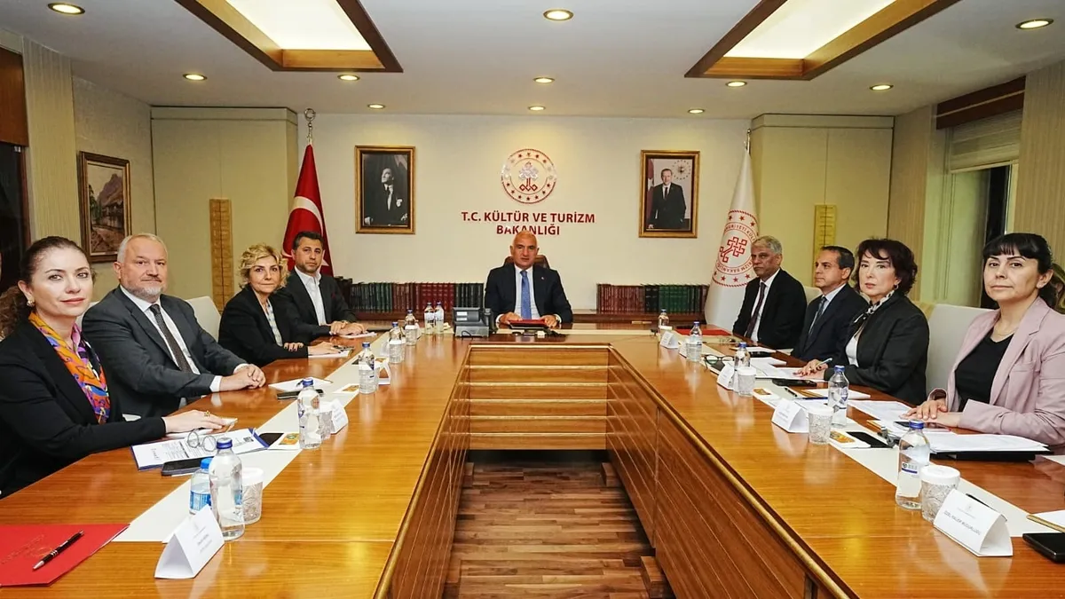 Turizm sektörünün temsilcileri Bakan Ersoy ile bir araya geldi | Sürdürülebilir büyüme masaya yatırıldı