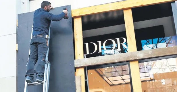 Paris'te göslerilerden dolayı tüm şehir kepenk kapattı