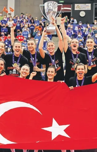 CEV Kupası finalinde Eczacıbaşı Allianz MTV Stuttgart’ı Almanya’da yenerek kupanın sahibi oldu