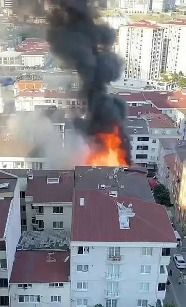 Son dakika: Esenyurt'ta bir binanın çatısında yangın çıktı-1