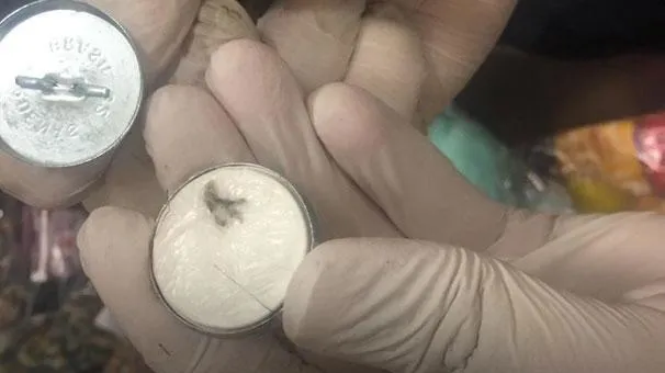 Düğmenin içinde uyuşturucu kaçıran kurye yakalandı-1