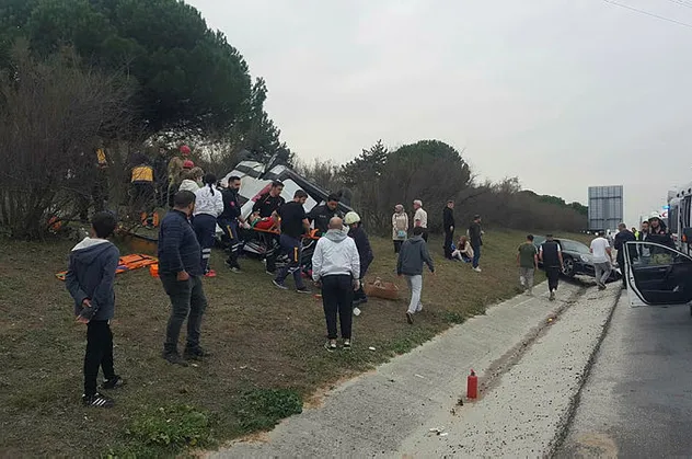 TEM'de otomobilin çarptığı minibüs takla attı: 4 yaralı
