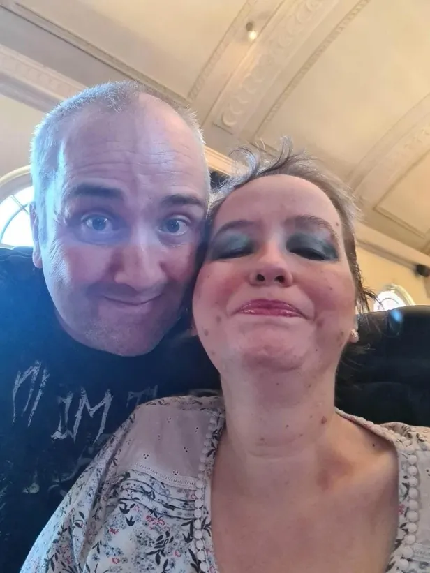 ingilterede-cokus-16-saat-ambulans-bekledikten-sonra-olen-kadinin-esi-saglik-sistemine-tepki-gosterdi-1672823355776.jpeg İngiltere'de çöküş! 16 saat ambulans bekledikten sonra ölen kadının eşi sağlık sistemine tepki gösterdi-2