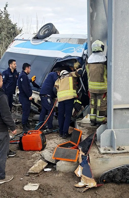 ankarada-ozel-halk-otobusu-ust-gecide-carpti-4-olu-1775290466063.jpeg Ankara'da özel halk otobüsü üst geçide çarptı: 5 ölü!-3