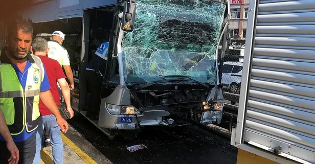 Küçükçekmece'de metrobüs durakta bekleyen diğer metrobüse arkadan çarptı! 24 kişi yaralandı