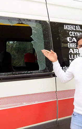 Minibüste kanlı olay! Yolcu kavgası yüzünden dehşet saçtı! Camlar yolcuların üzerine düştü
