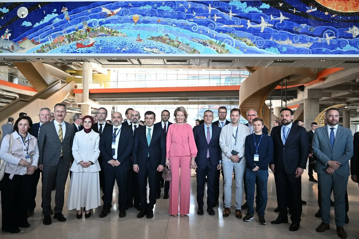 davet-baskan-erdogandan-icabet-mathildeden-belcika-kralicesi-428-kisilik-heyetle-istanbulda-ekonomik-misyon-ci-1778426082023.jpeg Davet Başkan Erdoğan'dan icabet Mathilde'den! Belçika Kraliçesi 428 kişilik heyetle İstanbul'da: "Ekonomik Misyon" çıkarması-12