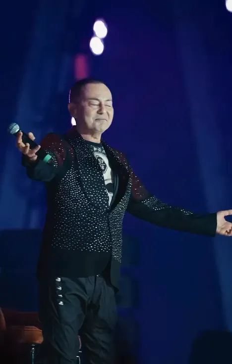 1785961686706.png İstanbul Festivali'nde Serdar Ortaç rüzgarı: 31 yıllık kariyerini sahneye taşıdı-3