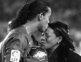 Ronaldinho annesini kaybetti