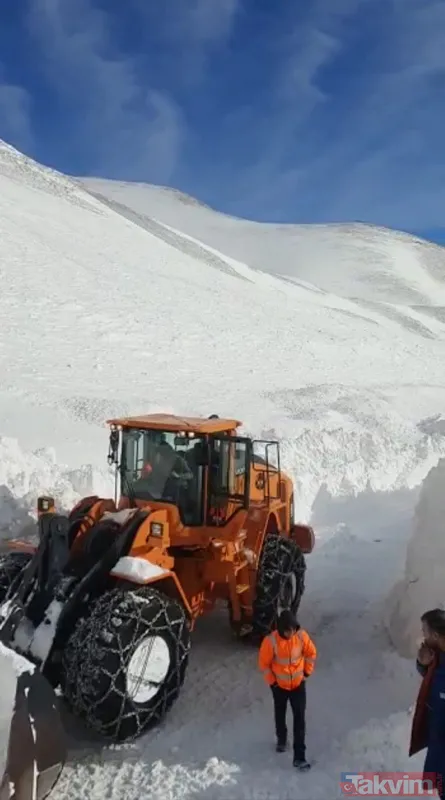 40 gün kapalı kaldıktan sonra açılan Van-Bahçesaray yolu dün gece çığ düşmesi nedeniyle yine ulaşıma kapandı - 3