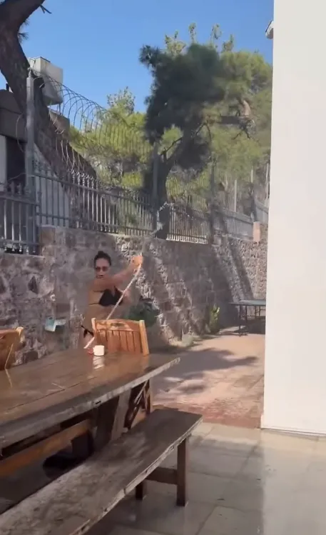 Bikinili Hülya Avşar hortumu kapıp 14 yıllık yardımcısını ıslattı! O anlar viral oldu-4