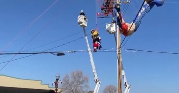 ABD’de şaşkınlık yaratan olay: Noel Baba’nın paraşütü elektrik tellerine dolaştı! Kurtarma anları kamerada