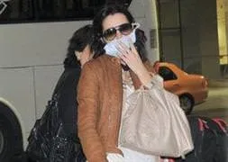 Özgü Namal neden maskeyle dolaşıyor?