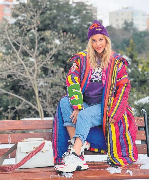 istanbula-beklenen-kar-geldi-unlu-guzeller-verdikleri-rengarenk-pozlarla-sosyal-medyayi-renklendirdi-1647286602273.jpg İstanbul'a beklenen kar geldi, ünlü güzeller verdikleri rengarenk pozlarla sosyal medyayı renklendirdi-4