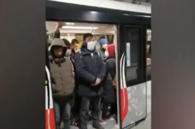 Buna hangi senaryoyu yazacaksın Murat Ongun! Otobüslerden sonra metroda da tıka basa yolculuk