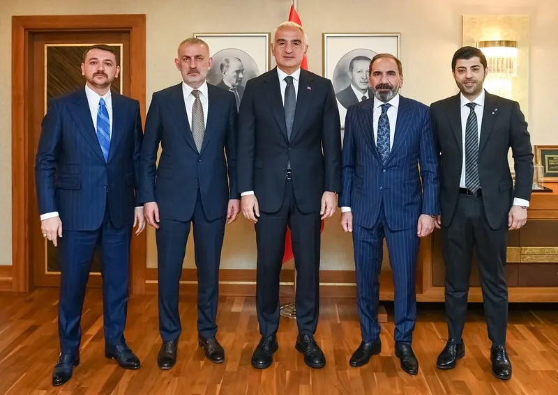 milli-takimin-gucu-turizm-tanitimina-yansiyacak-futbolcularla-kuresel-tanitim-hamlesi-1775650844975.jpeg Milli Takımın gücü turizm tanıtımına yansıyacak: Futbolcularla küresel tanıtım hamlesi!-2