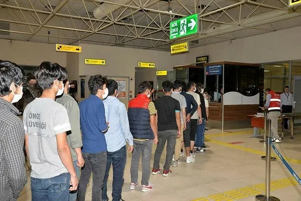 kocaelide-401-kacak-gocmene-sinir-disi-1661783908391.jpeg Kocaeli’de 401 kaçak göçmen sınır dışı edilerek ülkelerine gönderildi-1