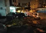Maltepe'de şiddetli rüzgarda binanın çatısı uçtu: 5 otomobil zarar gördü