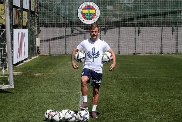 21 futbolcu ile yollar ayrıldı, 9 ismi kadrosuna kattı! Fenerbahçe transferi 9 hamleyle tamamladı-2