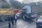 İstanbul Bağcılar'da zincirleme kaza! Hafriyat kamyonu ve TIR çarpıştı: Yaralılar var, 3 şerit trafiğe kapatıldı
