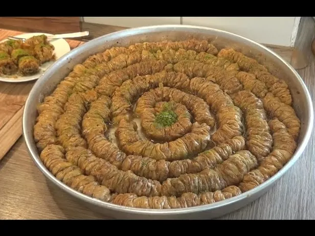 Ramazan Bayramı'na özel evde çıtır çıtır, lezzeti yerinde cevizli burma baklava yapılışı! Ev yapımı cevizli baklava tarifi! İşte malzemeler, püf noktalar...-5