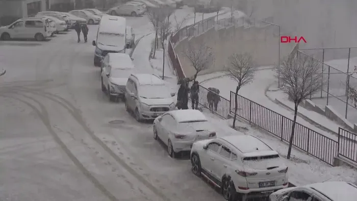 -yuksekova-haber-son-dakika-kar-kalinligi-30-santimetreye-ulasti-1702490335403.jpg