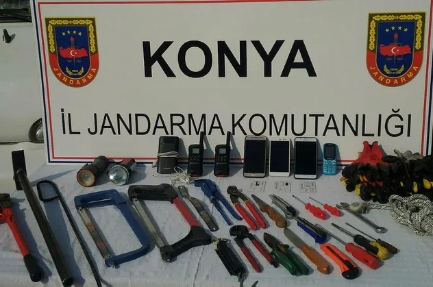 Konya'da telefon hatlarında sinyal düşüklüğü olunca suçüstü yakalandılar