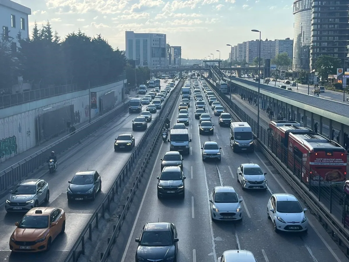 İstanbul'da 9 günlük tatil sonrası trafik çilesi başladı! İşe ve okula gidenler yola koyuldu yoğunluk yüzde 60'a çıktı-2