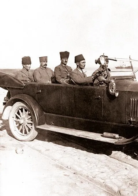 iste-gazi-mustafa-kemal-ataturkun-izmirin-dusman-isgalinden-kurtulus-donemine-ait-tarihi-fotograflari-1631220830963.jpeg İşte Gazi Mustafa Kemal Atatürk'ün, İzmir'in düşman işgalinden kurtuluş dönemine ait tarihi fotoğrafları!-2