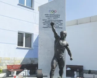 Efsane olmuş! Cep Herkülü’nün heykelini diktiler