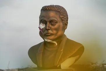 Elon Musk’ın heykeline saldırdılar