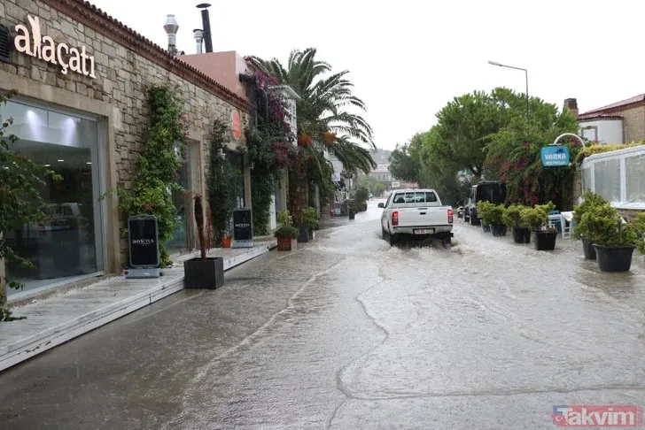 İzmir’de sağanak yağış sonrası sokaklar göle döndü!
