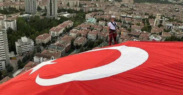 30 Ağustos Zafer Bayramı’nda Ankara’nın sembolü Atakule’de dev Türk bayrağı dalgalandırıldı