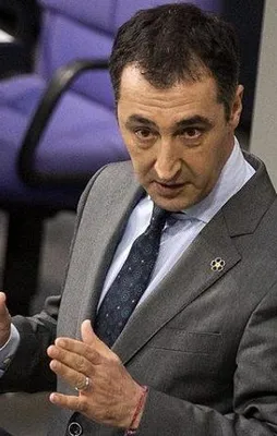 Özdemir’den yeni “hain” çağrı