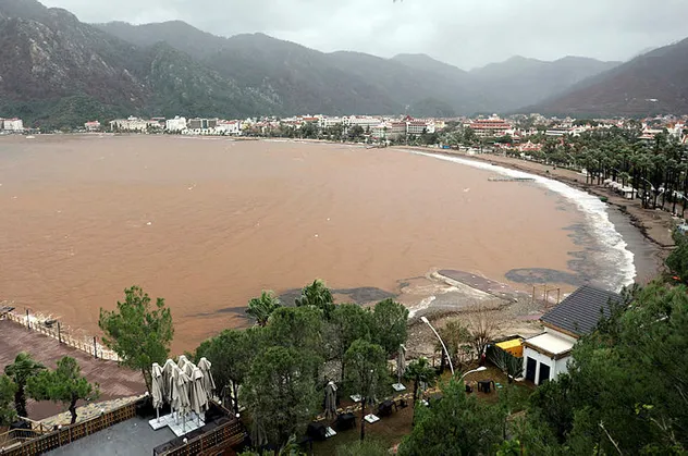 Marmaris'te denizin rengi değişti! 30 yıl sonra böylesi ilk kez oldu